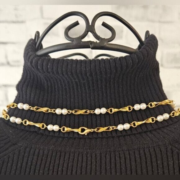 Faux Pearl Linked Together with an Intricate Gold Tone Chain Necklace - Picture 7 of 7